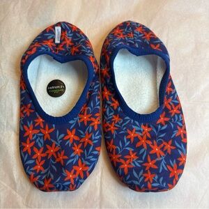 Skinnies by Snoozies! Red and Blue Floral slippers size small